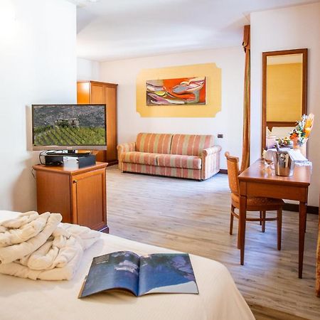 Crabun Hotel Пон-Сен-Мартен Экстерьер фото