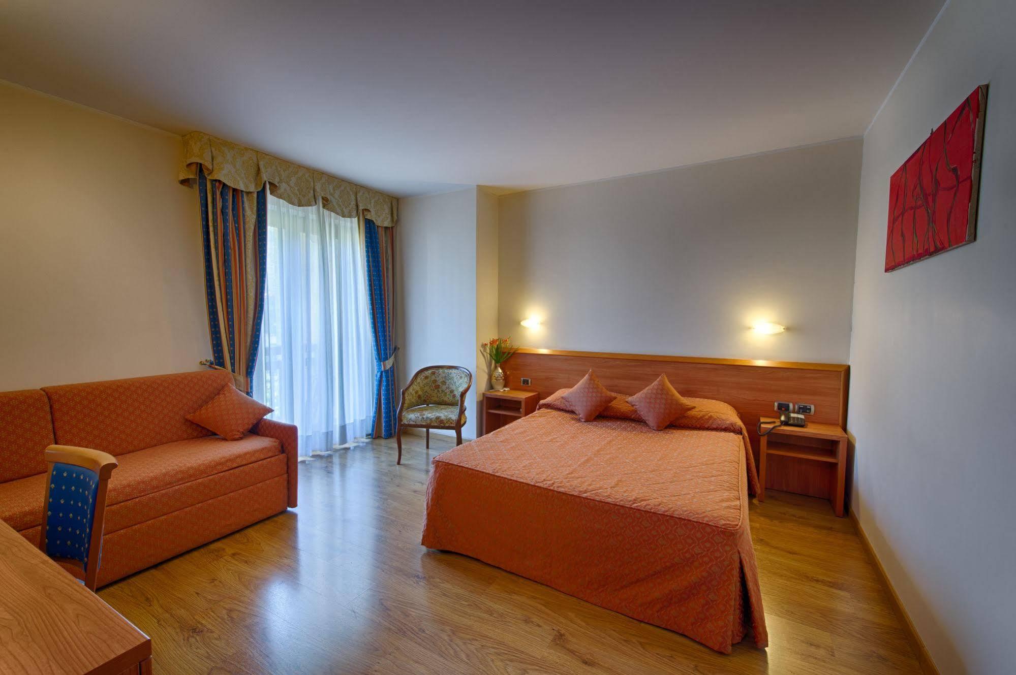 Crabun Hotel Пон-Сен-Мартен Экстерьер фото