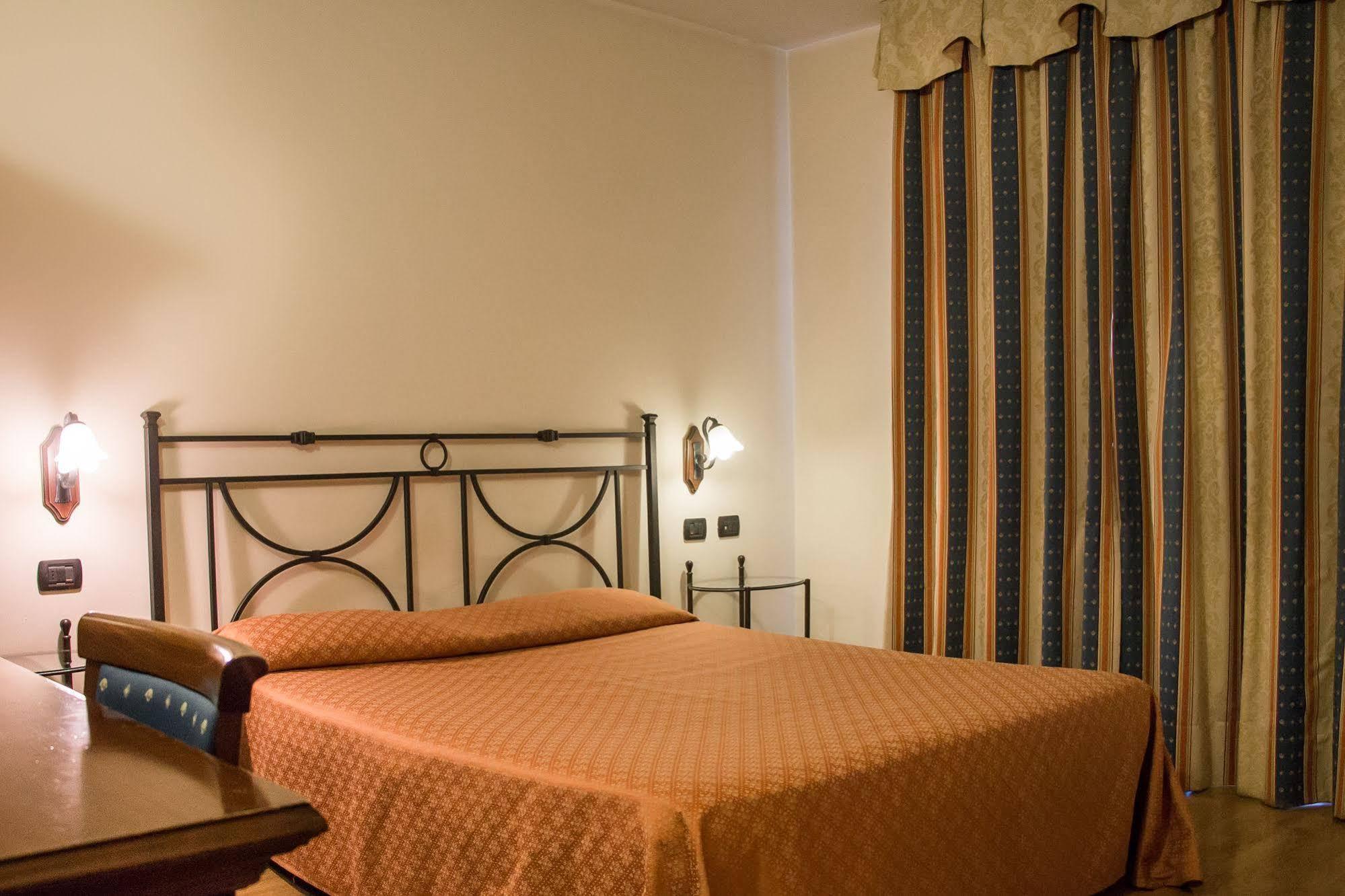 Crabun Hotel Пон-Сен-Мартен Экстерьер фото