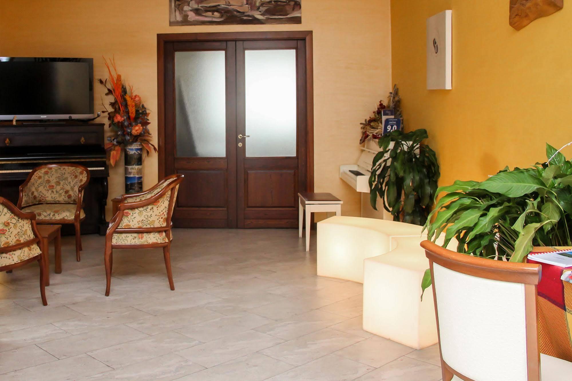 Crabun Hotel Пон-Сен-Мартен Экстерьер фото
